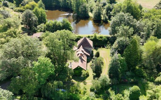 Ancien moulin sur 2 hectares avec étang