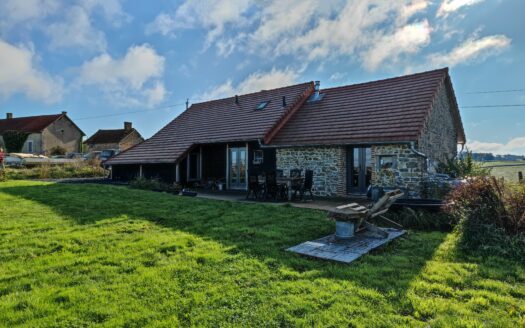 Magnifique longère sur 1 hectare