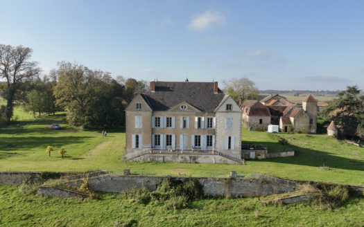 Château du XVIIIème et ses dépendances