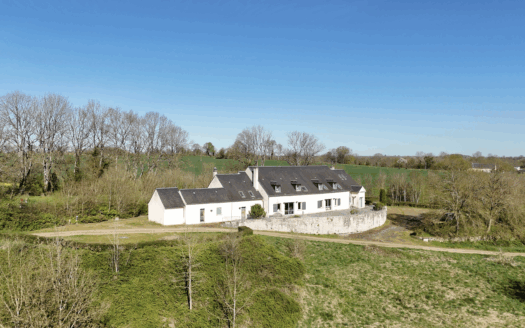 Propriété de près de 600m2 sur plus de trois hectares