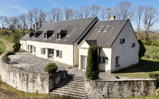 Propriété de près de 600m2 sur plus de trois hectares