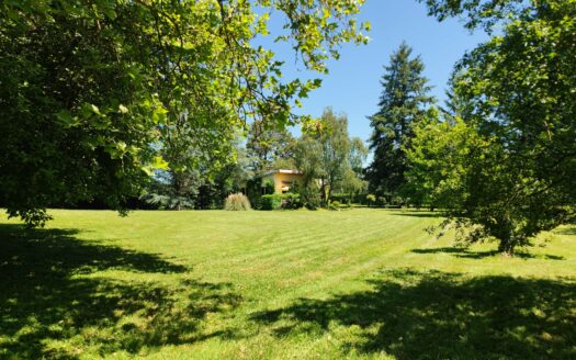 Propriété avec deux maisons et son parc arboré