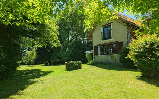 Propriété avec deux maisons et son parc arboré