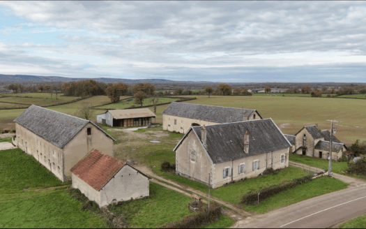 Corps de ferme à rénover sur 3 hectares