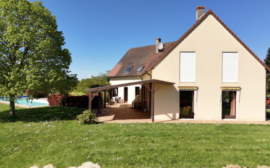 Maison d’architecte sur un hectare avec piscine