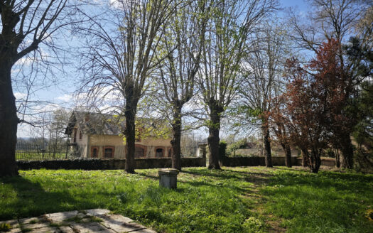 Propriété avec 2 habitations et parc arboré