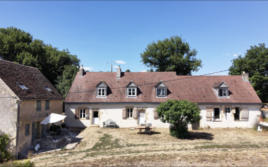 Belle propriété sur une colline isolée