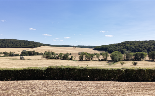Belle propriété sur une colline isolée