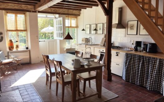 Ensemble de deux maisons dans un hameau paisible