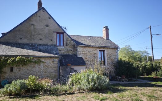 Ensemble de deux maisons dans un hameau paisible
