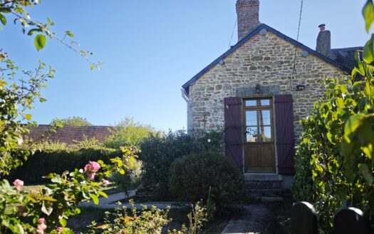 Ensemble de deux maisons dans un hameau paisible